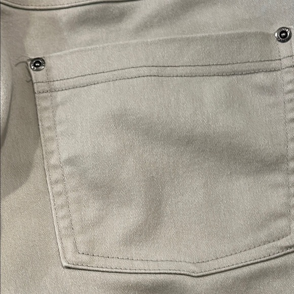 HUE Hi-Rise Ultra Soft Denim Capri Legging - Picture 6 of 13